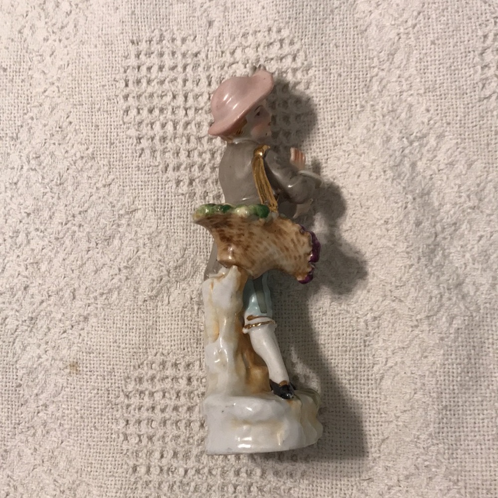 Lady & a basket of fruit figurine - Picture 2 of 11